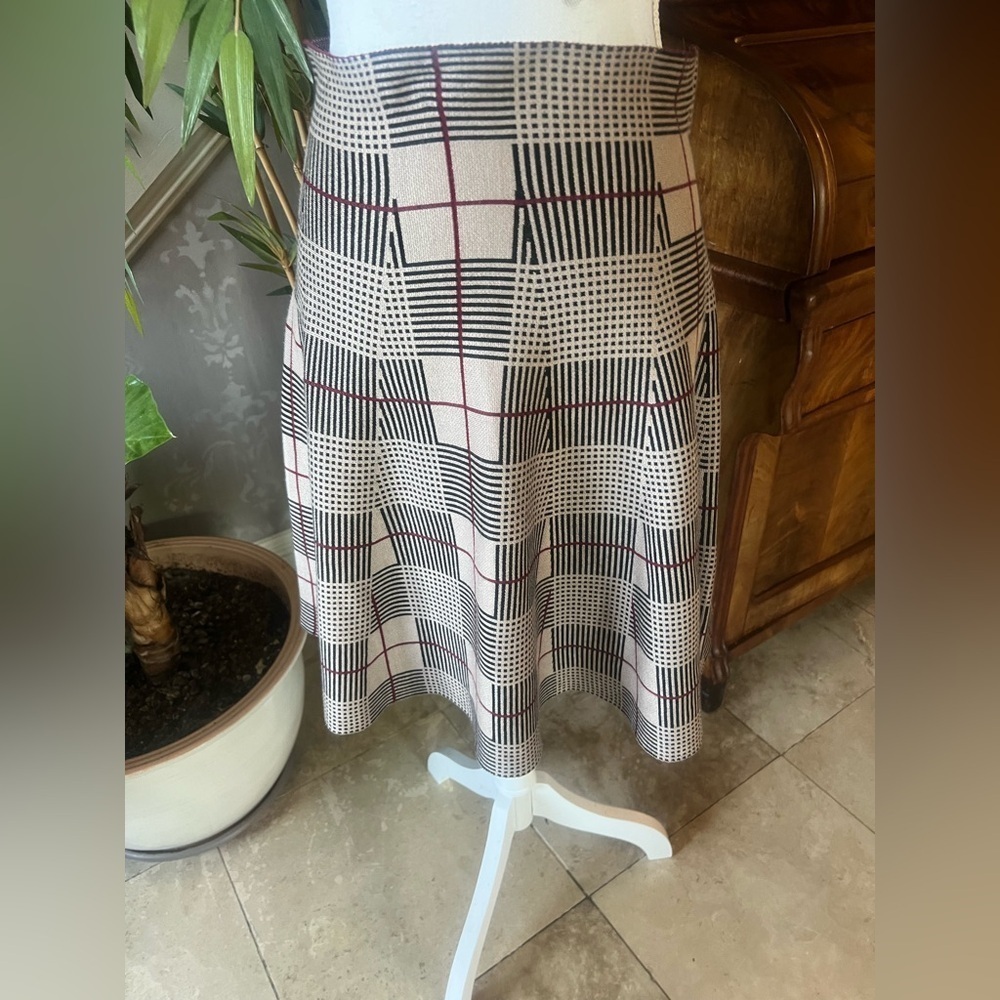 Max Studio NWOT ladies fit and flare skirt. Size M/L. Black brown burgundy - Picture 5 of 15